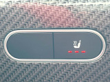 ●フロントシートヒーティング:運転席・助手席共に三段階で調節が可能なシートヒーターを装備しております。季節を問わず快適にご使用いただけます。