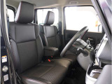 【清潔感のある運転席&助手席】隅々までクリーニングの行き届いた運転席&助手席。目立ったシミや汚れ等もございません。快適なドライブをどうぞ。
