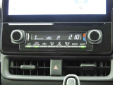 オートエアコンを装備しておりますので、四季を通じて車内を快適な温度に保つことが出来ます!高級感が有りますね!