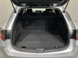 荷室も日常のお買い物には困らない広さが確保されております 後席を分割で倒すこともできますよ