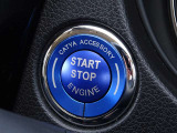 【プッシュスタート】キーが車内にあれば、エンジンの始動・停止はブレーキを踏んでスイッチを押すだけ!キーを取り出す手間を省き、ワンプッシュで操作するので簡単でスムーズ!
