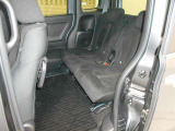 ゆとりのある広々リアシートです。アームレスト付きです。