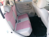 【2列目シート】軽自動車なのに足元がとっても広いんです。背が高い男性が乗ってもひろびろラクに座れます!