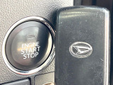 【スマートキー】カバンやポケットに入れたままでもドアの施錠・解錠が可能なスマートキーを装備。エンジンのオン・オフ時もカギを取り出す必要が無いからとっても便利です♪