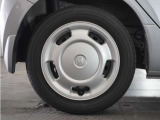 ホイールキャップを装着したスチールホイールです♪ホイールが鉄製なので耐久性があり、お手入れも簡単です。