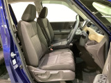 女性でも運転がしやすいように、シートの高さ調整機能(シートリフター)がついています。広い足元にゆったり座れるシートには肘掛も装備しており長距離の運転でも疲れにくいシートです。
