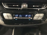 【オートエアコン】一度お好みの温度に設定すれば、車内の温度を検知し風量や温度を自動で調整してくれます。