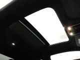 オプション装備のパノラミックスライディングルーフになります!