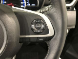 レーダークルーズコントロール(全車速追従機能付)付きです。車速に応じて追従支援してくれるので、ロングドライブも快適です。けたまま操作できます。