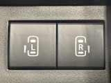 【両側パワースライドドア】スマートキーや運転席のスイッチで後席両側スライドドアの開閉が可能♪電動だから力を入れてドアを開ける必要が無く、小さなお子様でも簡単に開け閉めでき快適です♪