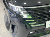 【LEDヘッドライト】悪天候や夜間走行時も良好な視界を確保し安心して運転できる高輝度LEDヘッドライトを装備!点灯速度が早く、消費電力も抑えられています。