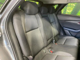 後部座席も気になるようなキズ・汚れやへたり等、大きなダメージはなく、良好な状態です。