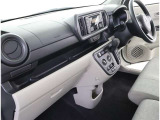高いホールド性で運転姿勢が安定します。長距離ドライブでも疲れにくいのが魅力です。快適なドライビングライフをお送りください♪