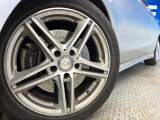 ●17インチアルミホイール:輸入車ならではの卓越した走りを支えるホイールと足回りです!日本車の走りに慣れている方にもぜひ体感して頂きたいほど、高いレベルでまとまっています!