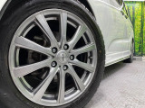 【17インチアルミホイール】外観にマッチしたアルミホイールを装着しております。各種アルミホイールや、スタッドレスタイヤも取扱いしております。是非ご相談ください♪