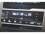 フルオートエアコンが装備されています!お好みの温度設定をするだけでエアコンの風量やモードの切り替えを自動でコントロールしてくれます!ユーザーの操作が少なく燃費走行にもつながります!
