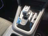 どのポジションにもワンアクションで操作できるフロアシフトに、パーキングブレーキは、フットブレーキタイプです。