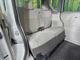 後部座席も気になるようなキズ・汚れやへたり等、大きなダメージはなく、良好な状態です。