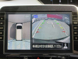 アラウンドビュー付き。上空から車両を見下ろしたような画像に加工された映像をディスプレイで確認しながら車庫入などができ大変便利です。