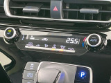 【オートエアコン】一度お好みの温度に設定すれば、車内の温度を検知し風量や温度を自動で調整。暑い&hellip;寒い&hellip;と何度もスイッチ操作をする必要はありません。快適な車内空間には必須の機能ですね♪