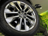 【純正19インチアルミホイール】外観にマッチした純正アルミホイールを装着しております。各種社外アルミホイールや、スタッドレスタイヤも取扱いしております。是非ご相談ください♪