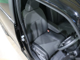 程よい硬さとホールド性が高いシートで長時間運転も快適です。