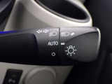 【オートライト】車外の明るさに応じて、自動的にライトの点灯・消灯をしてくれます。
