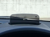 HUD: ヘッドアップディスプレイはドライバーが前方に集中できるよう、ナビや車速情報をフロントガラスに投影するシステムです。