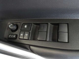 パワーウィンドウスイッチで運転席から全席の窓の開閉ができます。