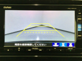 【バックカメラ】運転が苦手な方も車庫入れラクラクです!ギアをリバースに入れれば自動的に切り換わりますので、面倒な操作は不要です♪狭い駐車場もお車を傷つけず安心ですね!