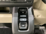 シフトはセレクトレバーのなくなったエレクトリックギアセレクターになっています。右側に電子制御パーキングブレーキがあります。スイッチひとつでブレーキ力を自動的に最適制御できるパーキングシステムです。
