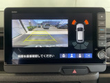 カラービジョンとガイドラインで見やすいバックモニターと障害物センサーで車庫入れも楽ちんです♪