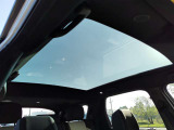 【パノラミックルーフ:MOP価格 245,000円】後席まで広がるパノラミックルーフは解放感たっぷりです。またシェードも装備されておりますので自由に開け閉め可能です。