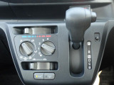 シフトとエアコンです。ダイヤル式のマニュアルエアコンになります。シンプルで使いやすい!