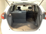 リアシートは簡単に倒す事ができ、ラゲッジルームも広がります。