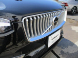 フロントカメラはデザインも重視しVOLVOのロゴマークに内蔵されています