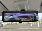 【デジタルルームミラー】車両後方カメラの映像をルームミラーに映すことが出来ます。 そのため、後席に人や荷物があって後方が見えづらい場合でもしっかり視界を確保することが出来ます。