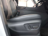 パワーシート搭載。微妙な調整が手軽にでき、ピッタリなポジションで運転することが可能です。