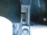 運転席への足元へ物が落ちるのを防ぐ防止板付き☆ドリンクホルダー付いています♪