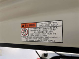 バックドアの底部にイージークローザーの注意書きステッカーが貼ってあります。