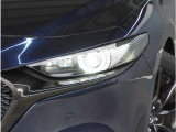 【LEDヘッドライト】悪天候や夜間走行時も良好な視界を確保し安心して運転できる高輝度LEDヘッドライトを装備。明るい上に点灯速度が早く消費電力も抑えられています。