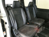 後部座席も広々としています!