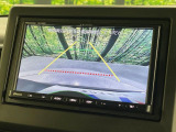【バックカメラ】駐車時に後方がリアルタイム映像で確認できます。大型商業施設や立体駐車場での駐車時や、夜間のバック時に大活躍!運転スキルに関わらず、今や必須となった装備のひとつです!