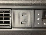 エアコン操作パネルの左側に、スマートフォンなどの充電可能なUSB端子と、音源などの外部入力の可能なUSB端子がついています。移動中に充電もできるので便利です。