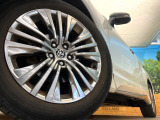 【純正19インチアルミホイール】外観にマッチした純正アルミホイールを装着しております。各種社外アルミホイールや、スタッドレスタイヤも取扱いしております。是非ご相談くださ