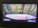 【バックカメラ】駐車時に後方がリアルタイム映像で確認できます。大型商業施設や立体駐車場での駐車時や、夜間のバック時に大活躍!運転スキルに関わらず、今や必須となった装備のひとつです!