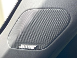 【BOSEサウンドシステム】メーカーオプションの高品位サウンドシステムを搭載。専用のチューニングが施された大小様々なスピーカーから良質なサウンドが奏でられ、臨場感あふれる音響空間を演出します。
