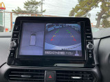 【アラウンドビューモニター】周囲を見渡せる映像で、スムースな駐車をサポートします