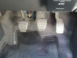 MT車になりますのでクラッチがあります
