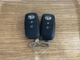 【スマートキー】 スマートキーを携帯していれば、ドアハンドルのボタンを押してロックの解除ができ、パワースライドドアもワンタッチで開閉できます。